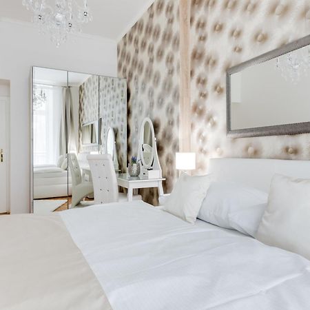 Luxury Riverside Apartments In The Center Of Прага Екстериор снимка
