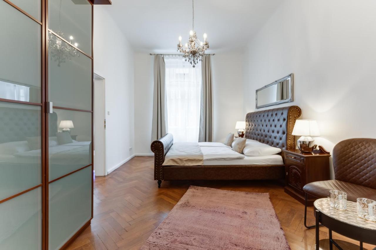 Luxury Riverside Apartments In The Center Of Прага Екстериор снимка