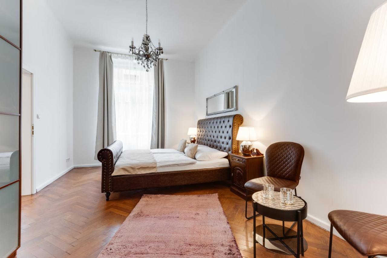 Luxury Riverside Apartments In The Center Of Прага Екстериор снимка
