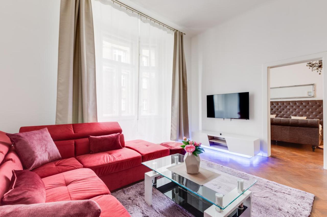 Luxury Riverside Apartments In The Center Of Прага Екстериор снимка