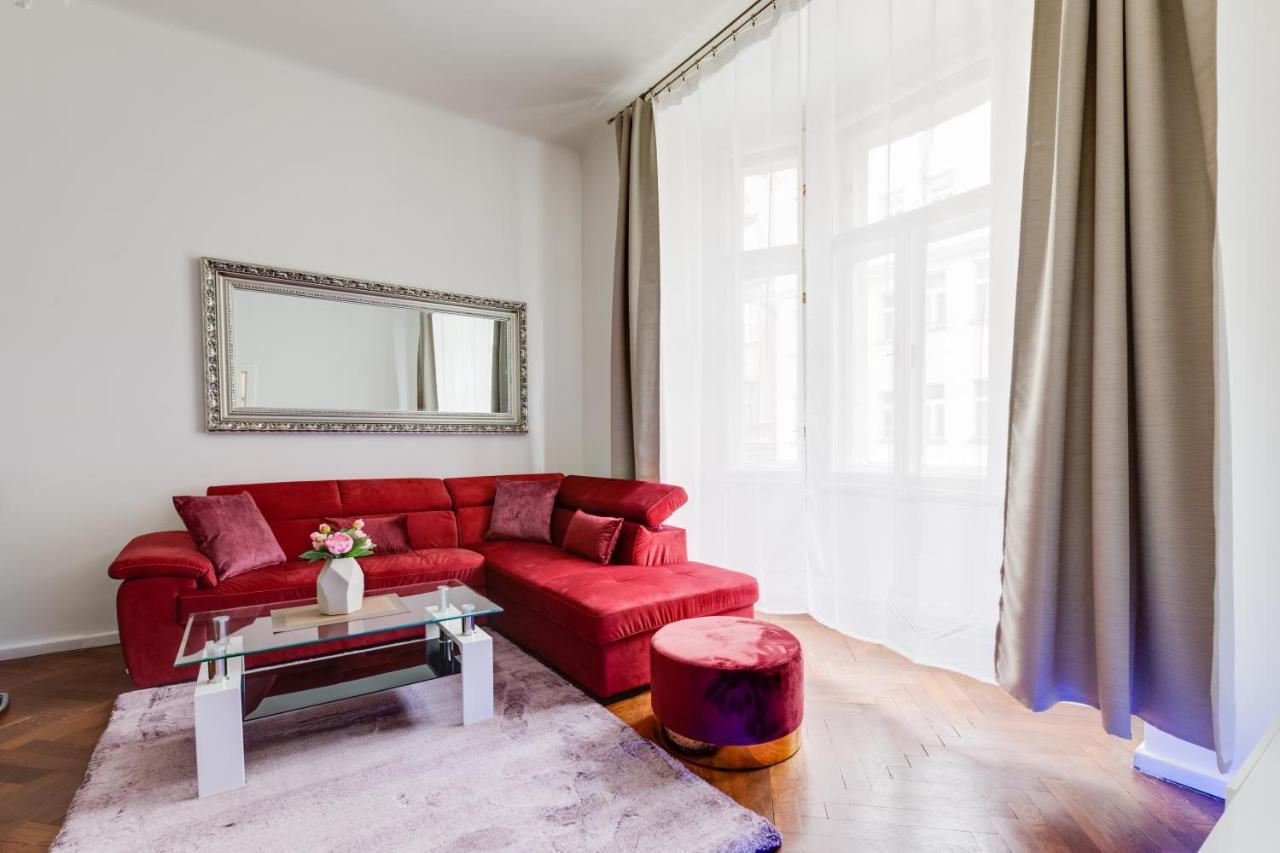 Luxury Riverside Apartments In The Center Of Прага Екстериор снимка