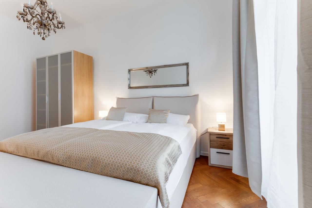 Luxury Riverside Apartments In The Center Of Прага Екстериор снимка