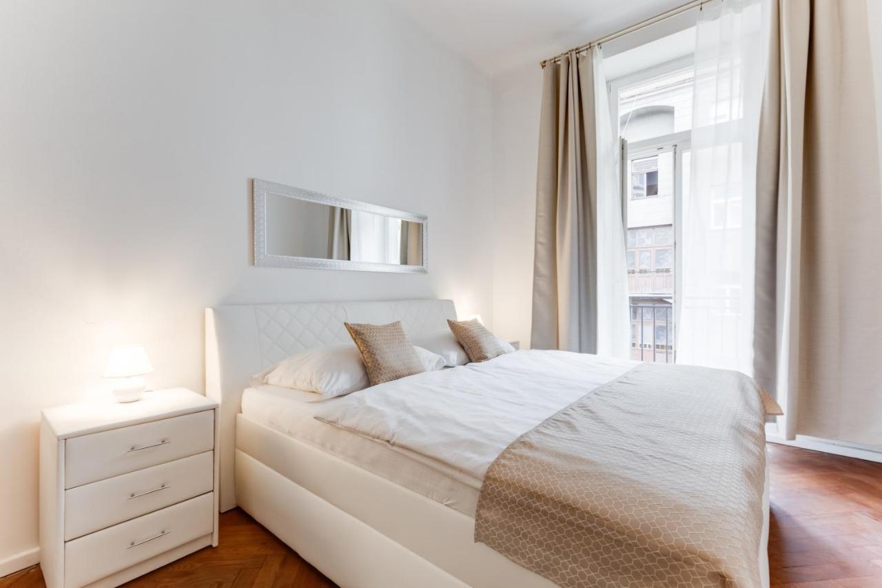 Luxury Riverside Apartments In The Center Of Прага Екстериор снимка