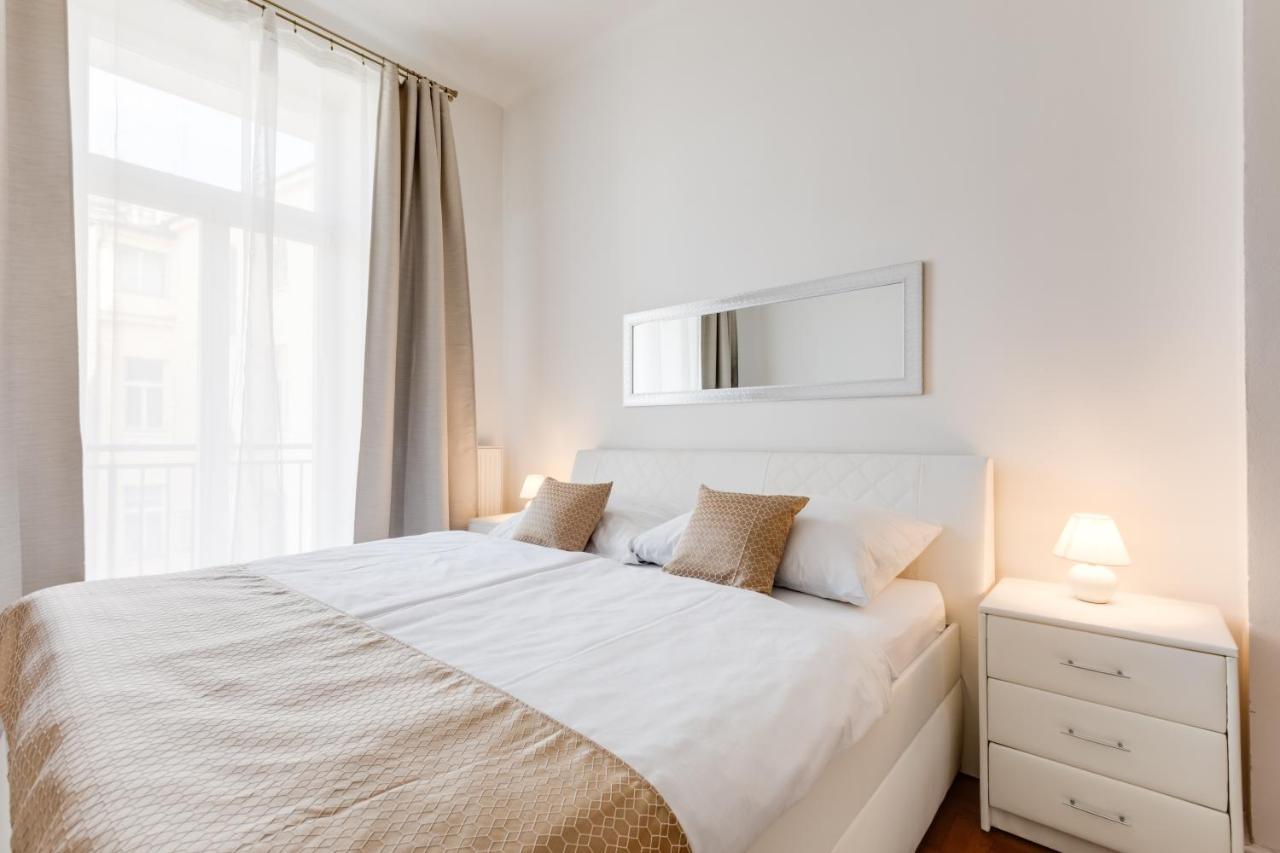 Luxury Riverside Apartments In The Center Of Прага Екстериор снимка