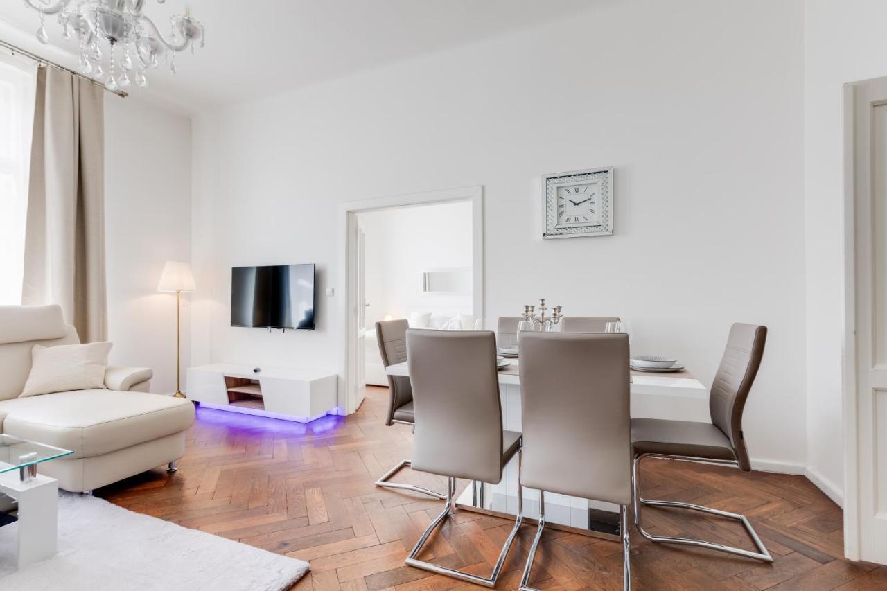 Luxury Riverside Apartments In The Center Of Прага Екстериор снимка