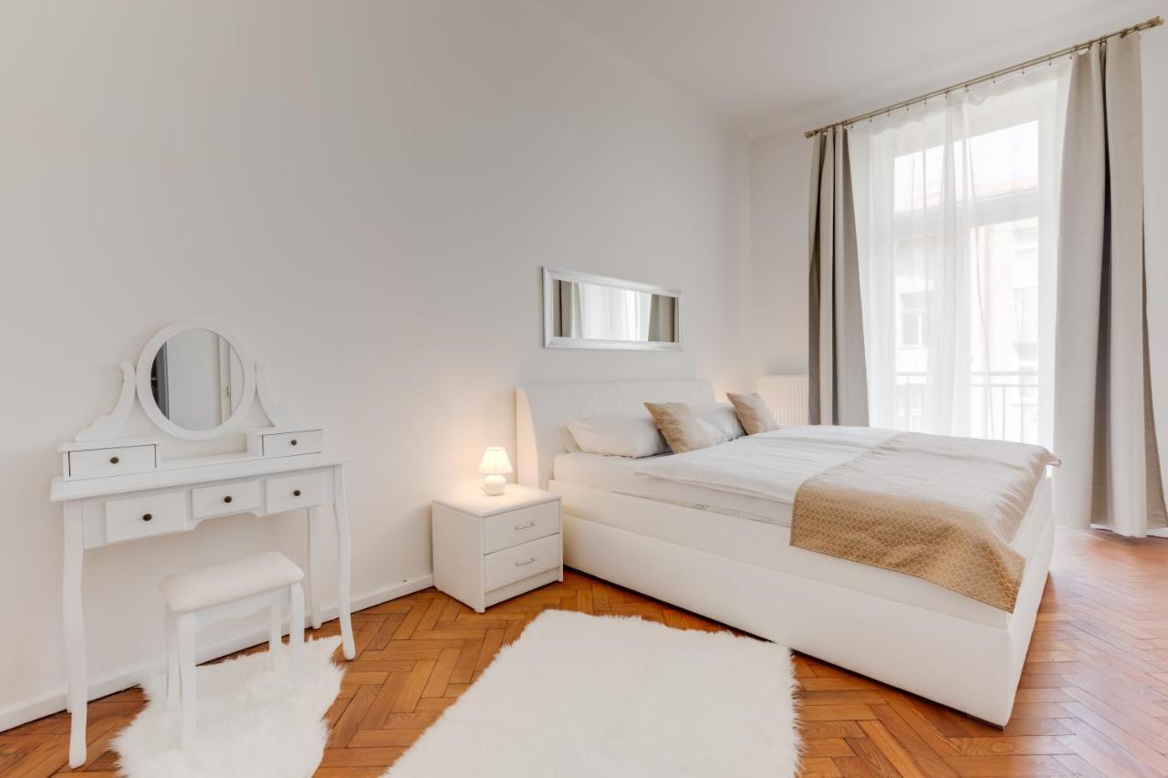 Luxury Riverside Apartments In The Center Of Прага Екстериор снимка