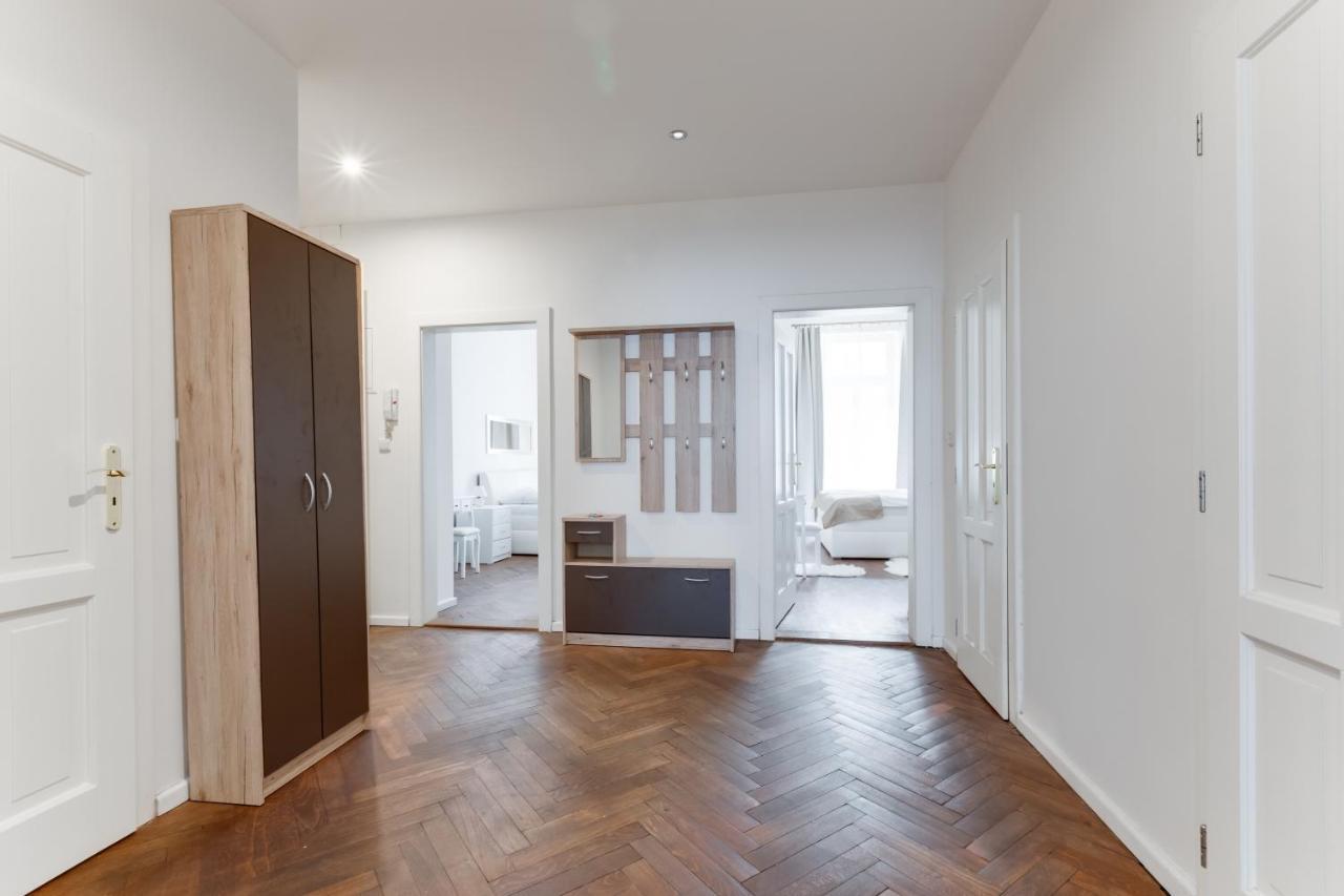 Luxury Riverside Apartments In The Center Of Прага Екстериор снимка