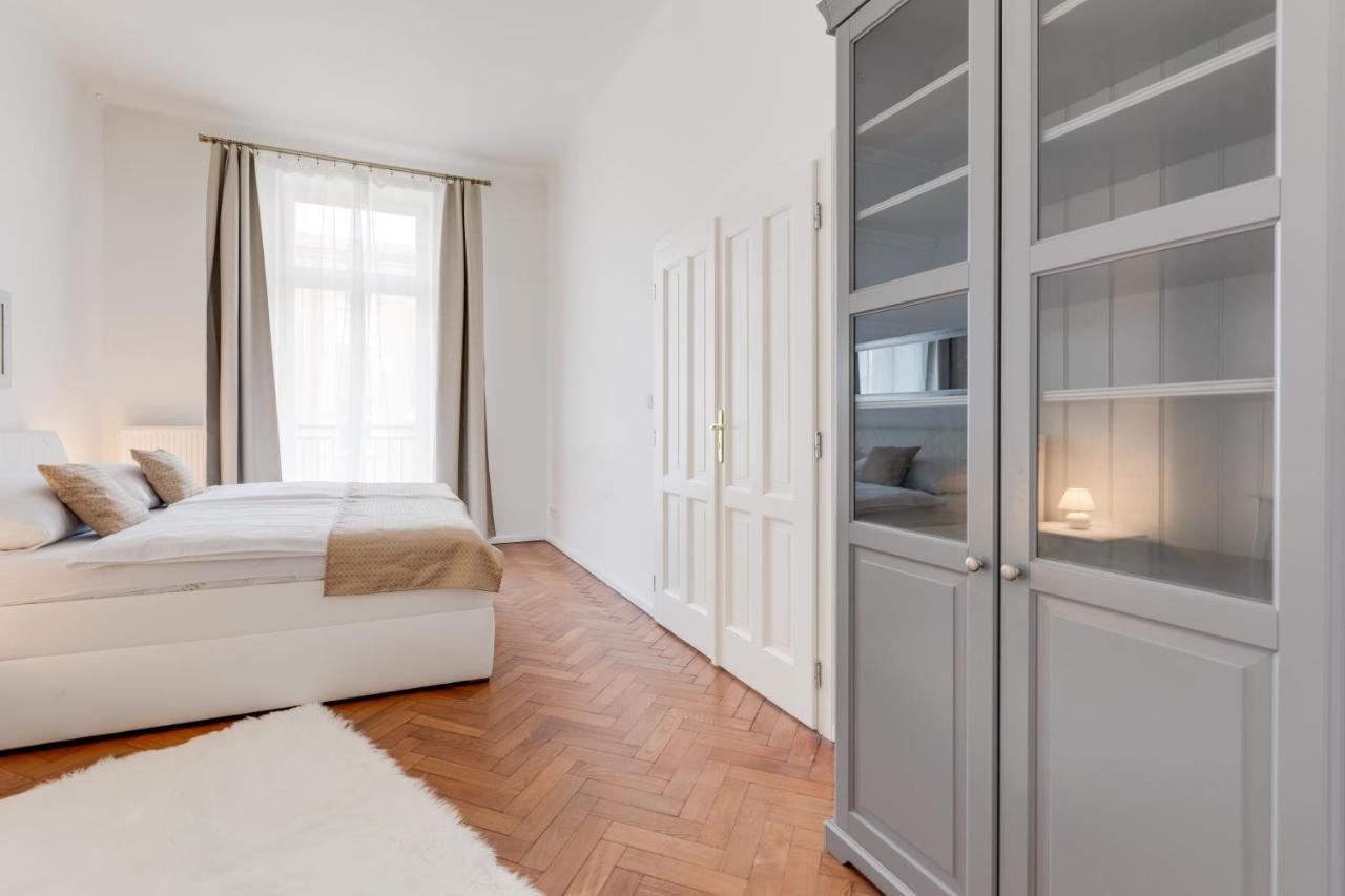 Luxury Riverside Apartments In The Center Of Прага Екстериор снимка