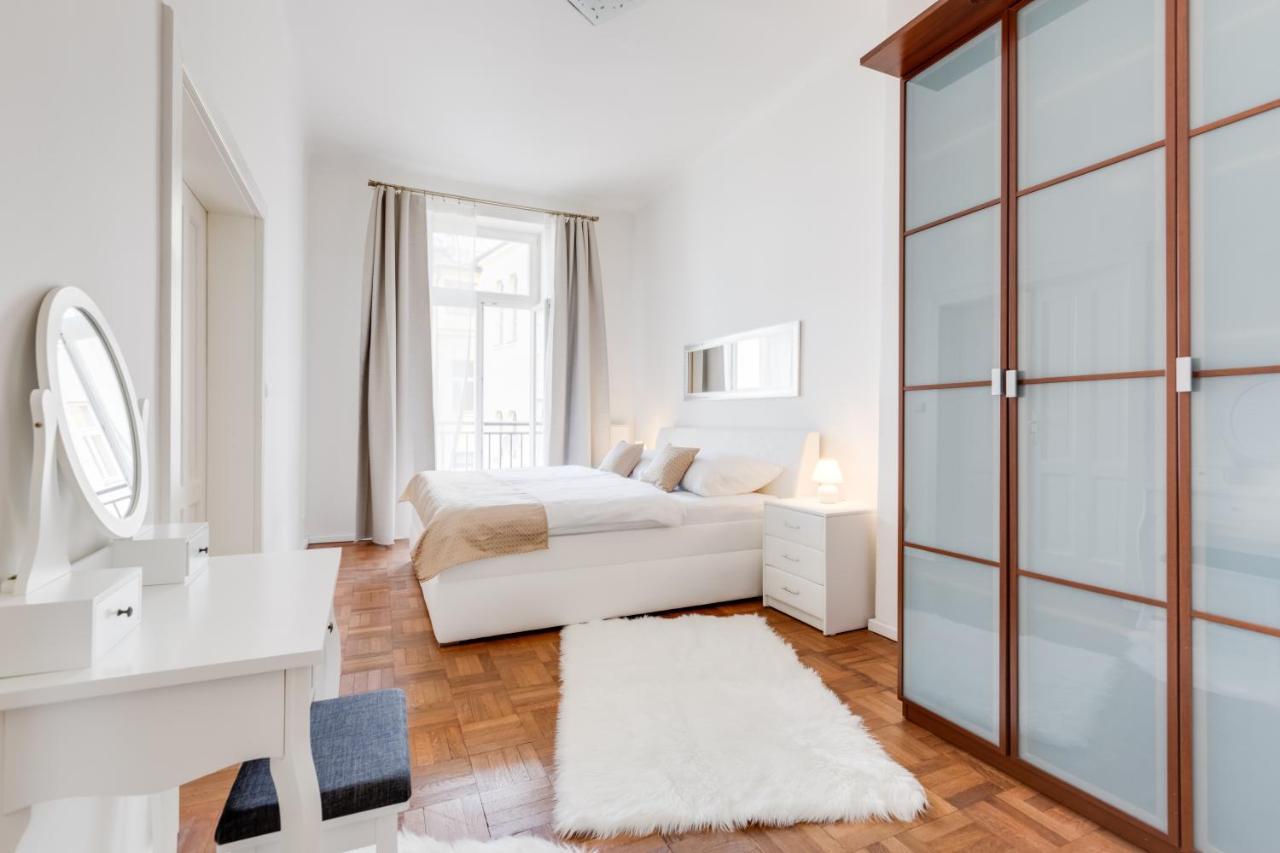 Luxury Riverside Apartments In The Center Of Прага Екстериор снимка