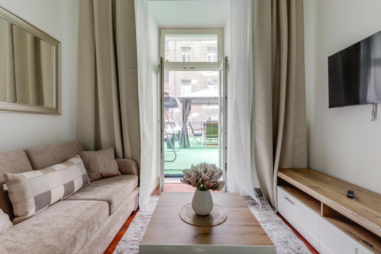 Luxury Riverside Apartments In The Center Of Прага Екстериор снимка