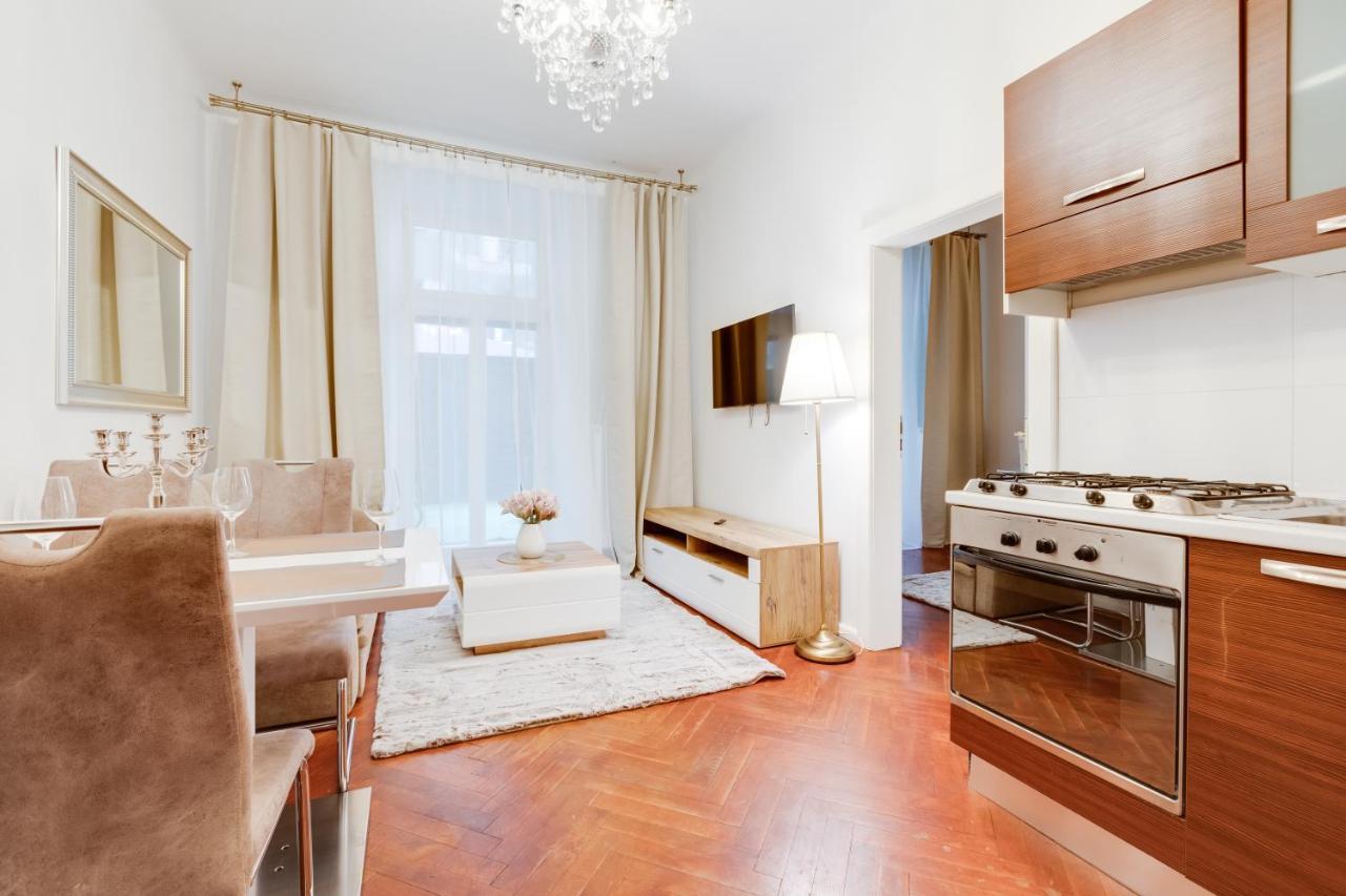 Luxury Riverside Apartments In The Center Of Прага Екстериор снимка