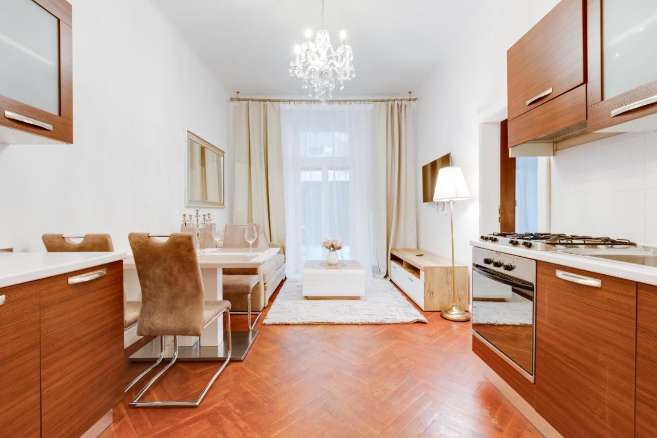 Luxury Riverside Apartments In The Center Of Прага Екстериор снимка