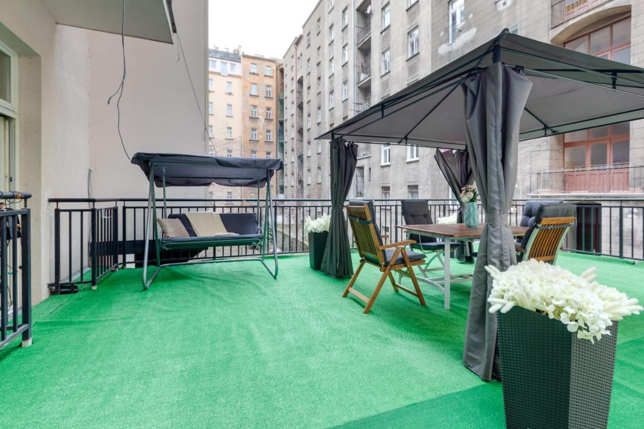 Luxury Riverside Apartments In The Center Of Прага Екстериор снимка