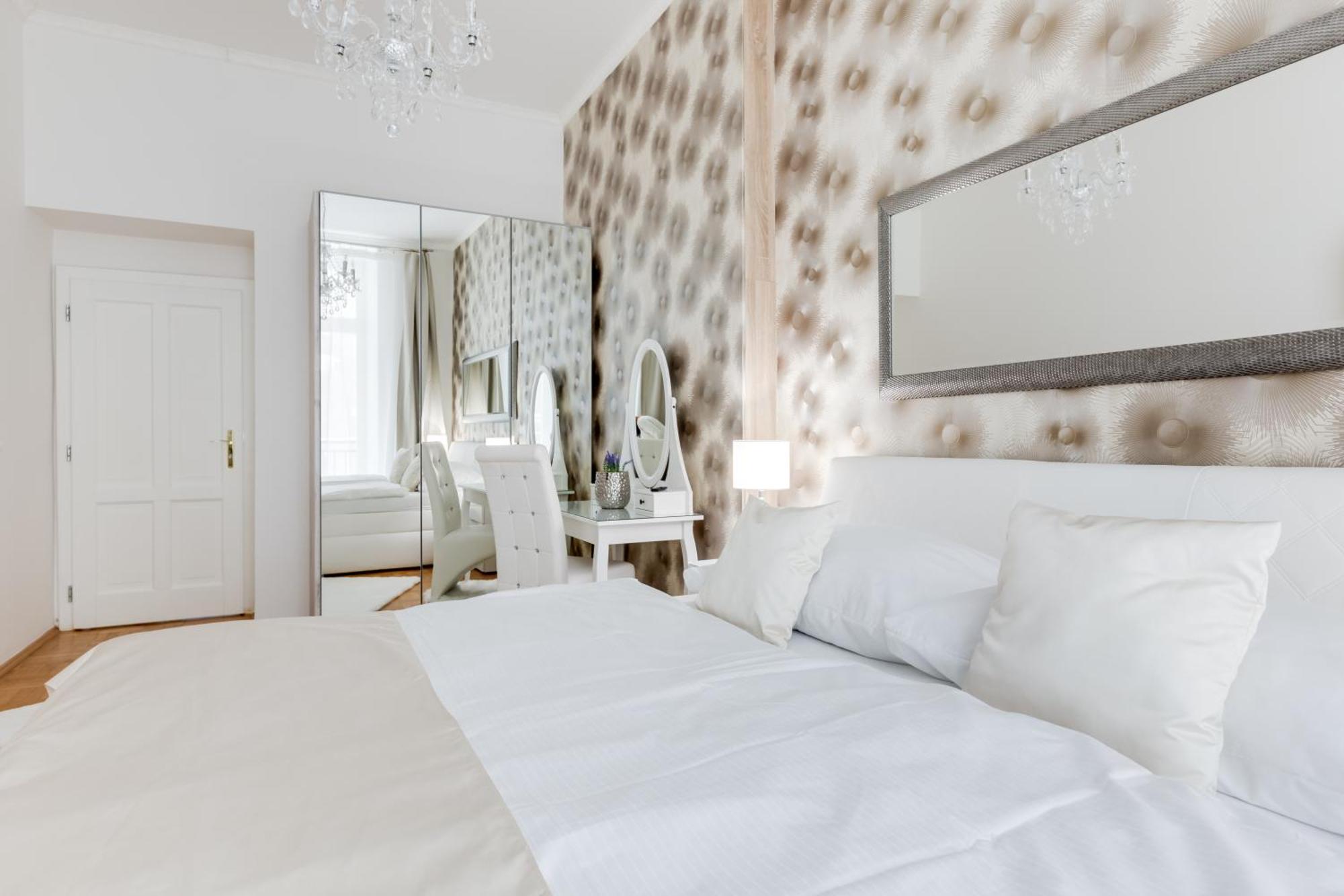Luxury Riverside Apartments In The Center Of Прага Екстериор снимка