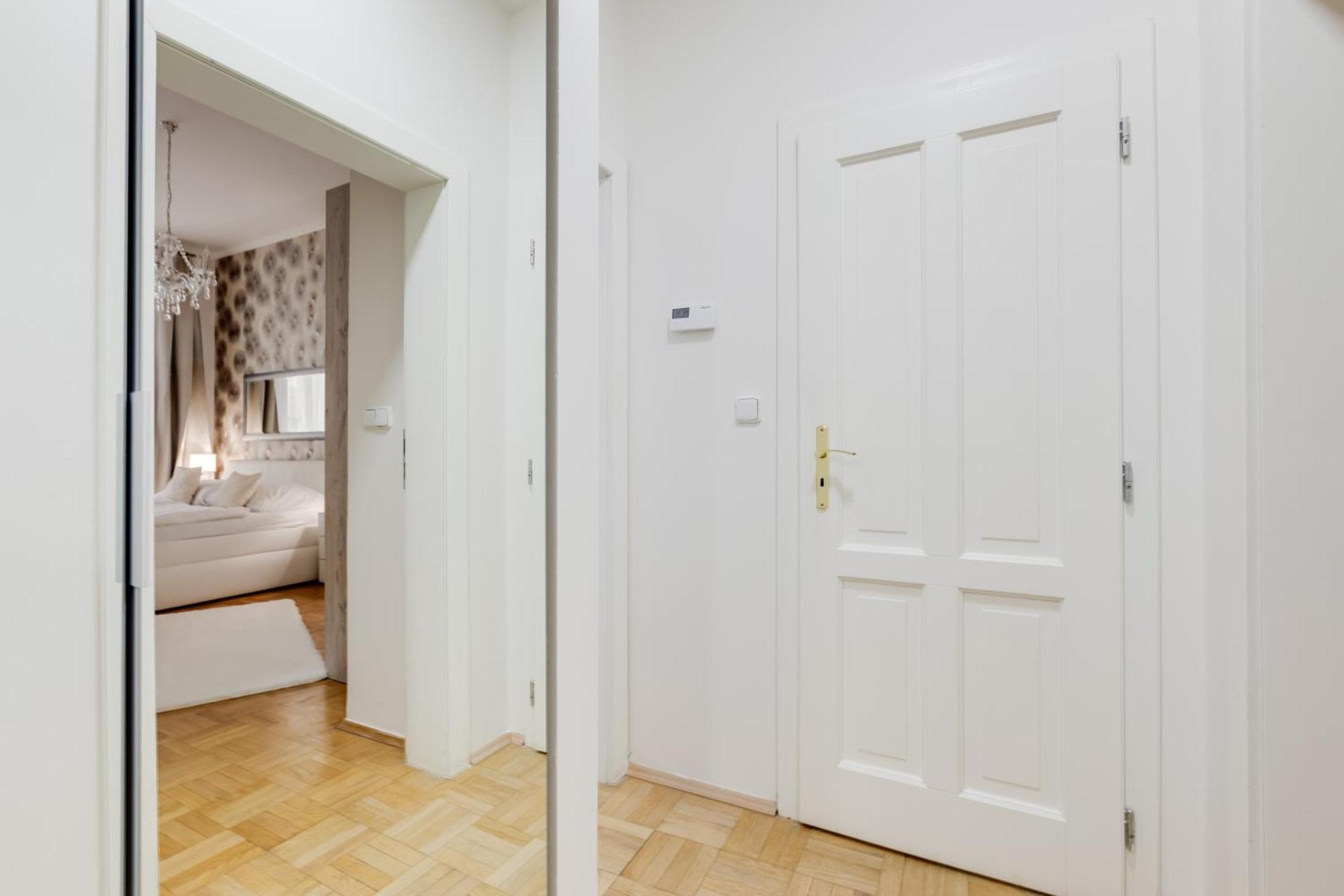 Luxury Riverside Apartments In The Center Of Прага Екстериор снимка