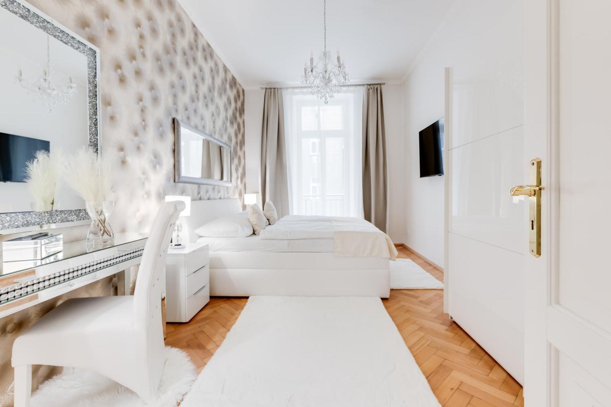 Luxury Riverside Apartments In The Center Of Прага Екстериор снимка