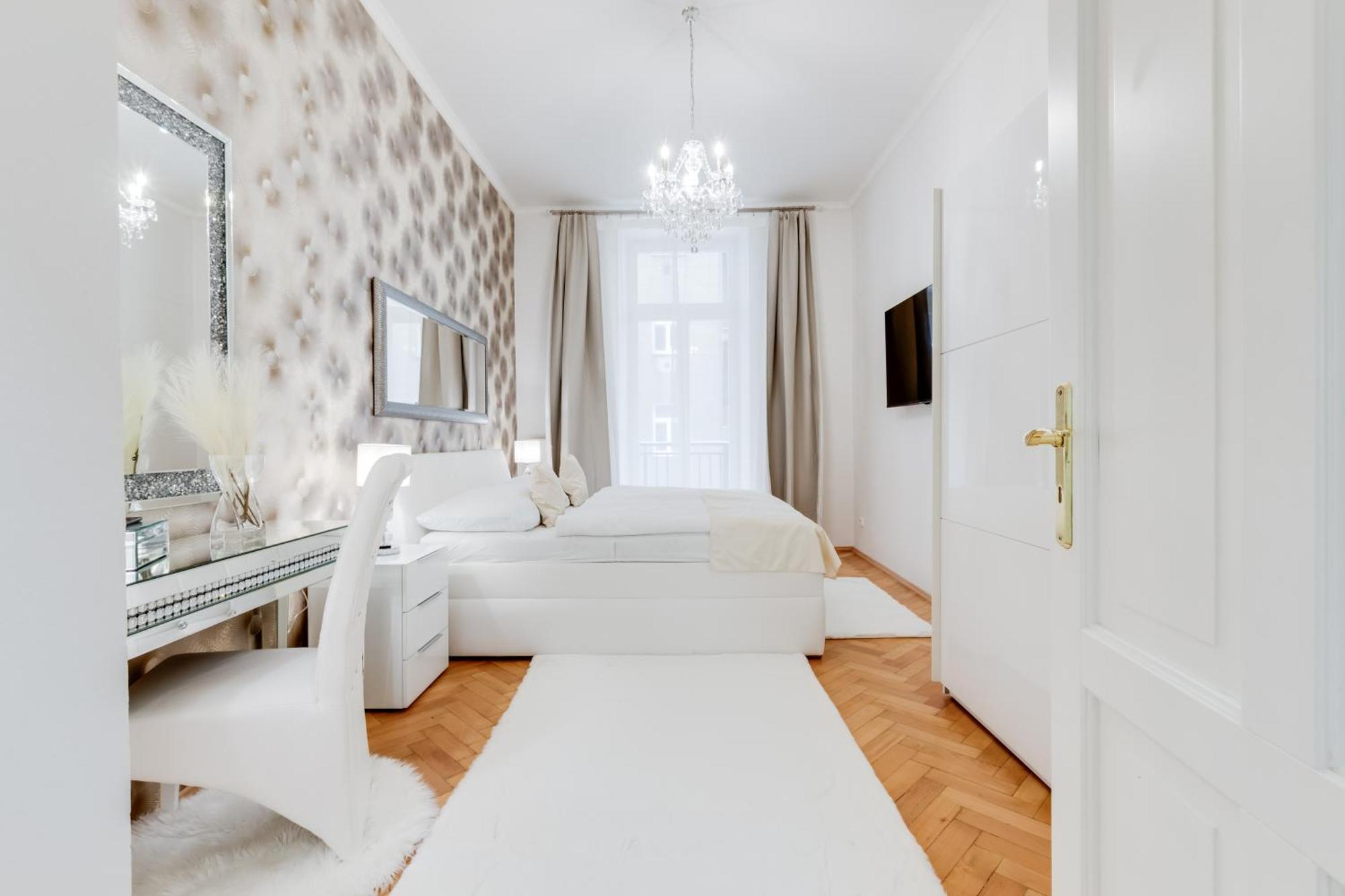 Luxury Riverside Apartments In The Center Of Прага Екстериор снимка